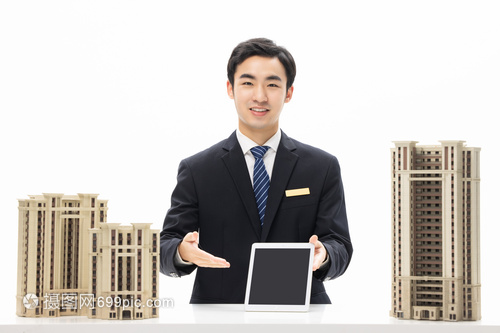 帥氣房產中介的樓盤展示電腦 引領住房出租新風尚